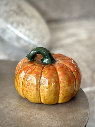 Pompoen oranje-groen porselein 11 cm hoog - Halloween - Griezel - Herfstcollectie - Herfstdecoratie - interieurdecoratie - accessoire - voor binnen - gift - geschenk - cadeau - verjaardag