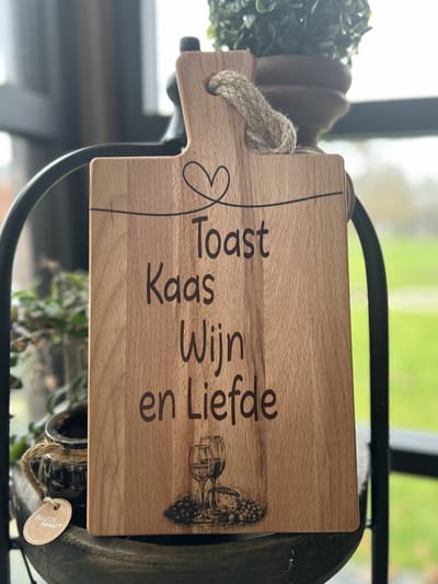 Creaties van Hier - Serveerplank - Toast, kaas, wijn en liefde - Eikenhout- 34,5 cm