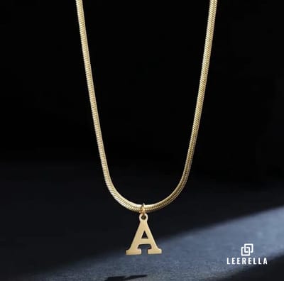 Leerella Alfabet Slang Ketting | A | Goudkleurige Gepersonaliseerde Ketting van Hoogwaardig RVS met Initialen | Elegant en Tijdloos Sieraad voor Dames | Moederdag, Valentijnsdag en Verjaardag Cadeau 41+5 cm