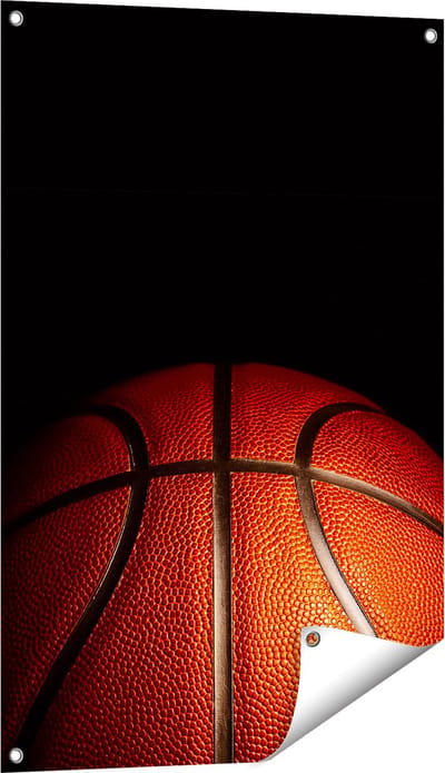 Gards Tuinposter Basketbal op een Zwarte Achtergrond - 60x90 cm - Tuindoek - Tuindecoratie - Wanddecoratie buiten - Tuinschilderij