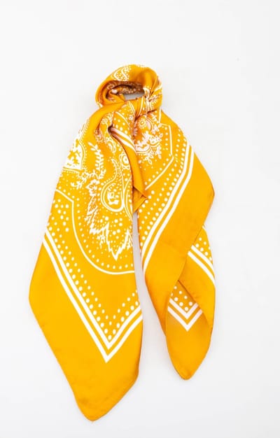 Dames neksjaal Fenja paisleymotief mosterd geel wit 70x70