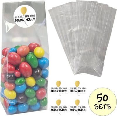 50x Uitdeelzakjes Met Sluitstickers - 50 Stickers & 50 Zakjes - Blokbodemzakjes - Cellofaanzakjes - Traktatie Zakjes - 50 Sets - Er Is Er Een Jarig Hoera, Hoera!
