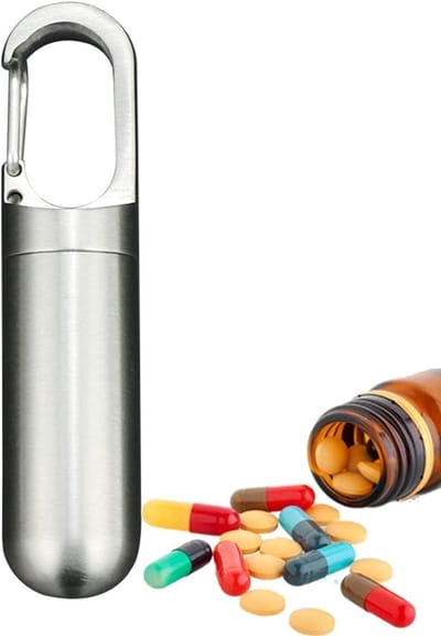 IBETTERTEC Titanium Sleutelhanger Pillendoosje - Waterdichte Reisapotheek in Roestvrij Staal met Karabijnhaak