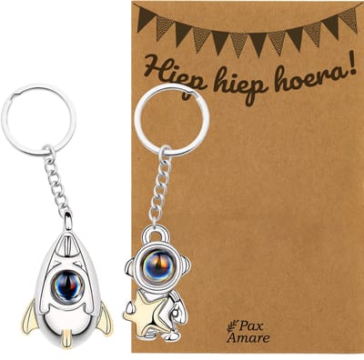 BFF Sleutelhanger voor 2 'Hiep Hiep Hoera' - Astronaut + Ruimteschip met ILY IN 100 TALEN - Sleutelhanger set op Cadeau Kaartje - Zilverkleurig - Verjaardags Hanger - Pax Amare
