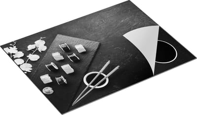 Chefcare Inductie Beschermer Sushi met Bloemen op Zwarte Marmer - Zwart Wit - 70x50 cm - Afdekplaat Inductie - Kookplaat Beschermer - Inductie Mat