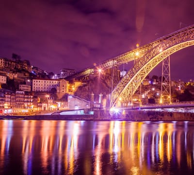 De imposante Dom Luis brug in Porto uitgelicht bij nacht - Fotobehang (in banen) - 250 x 260 cm