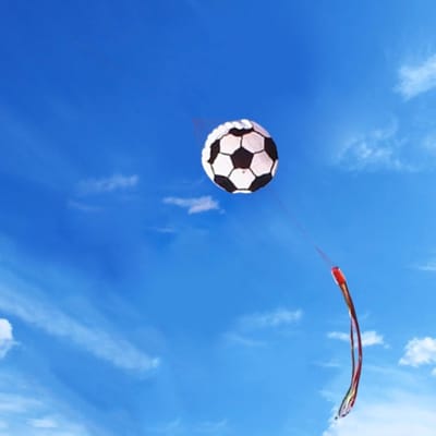 Voetbalvlieger - Vliegend speelgoed - Buiten plezier - Groot voetbalontwerp - 1.4 meter - Wit Oranje