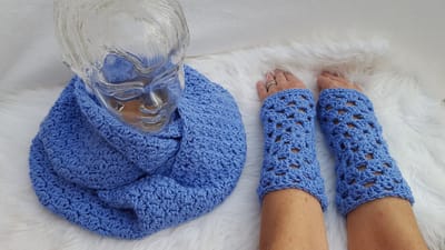 Set van een gehaakte colsjaal en vingerloze handschoenen in ijsblauw met glinsterdraad, handgemaakte set