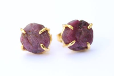 Bixorp Gems Robijn Chakra Oorbellen - Ruwe Edelsteen Knopjes - 18 karaat verguld Goud & Roestvrij Staal - Hart Chakra