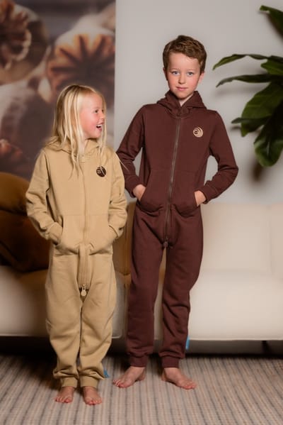 Knuffle Jogging Onesie voor Kinderen | Linda: "De allerbeste Onesie ooit gemaakt, geeft ieder kind een heerlijk ontspannen gevoel!" | Knuffle is eigentijds Nederlands merk | Handgemaakt in Portugal | Loungewear | Dit is kleur Bruin - maat 122/128