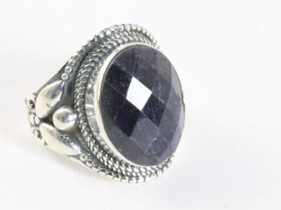 Zware bewerkte zilveren ring met gefacetteerde lapis lazuli - maat 18