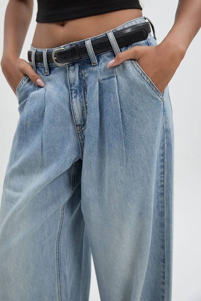 boohoo Dames High Waist Supersoft Belted Pleated Wide Leg Jeans | Bleach Wash | Maat: 16