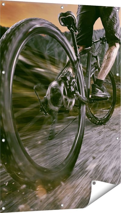 Gards Tuinposter Moutainbike Fietser in de Bergen - 80x120 cm - Tuindoek - Tuindecoratie - Wanddecoratie buiten - Tuinschilderij