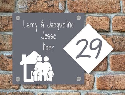 Naambordje / huisnummer voordeur huis familie grijs