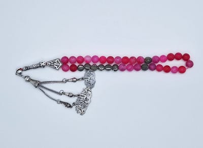 Handgemaakte naam tasbih 33 Kralen Natuursteen “Banded Agaat Magenta roze” - met metaal tassel “la alih ala allah"- Met je naam of de naam van uw geliefde- 8 mm diameter van de korrel