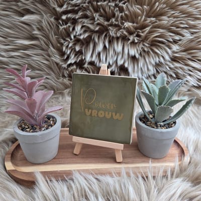 Robuust Wenstegeltje - Powervrouw – Luxe Cadeautegel met Tekst – Perfect Cadeau voor verjaardagen, vriendinnen, collega’s of als motivatie voor jezelf - Trendy nu – 10X10 – Decoratief Tegeltje met Standaard – Cadeau Idee