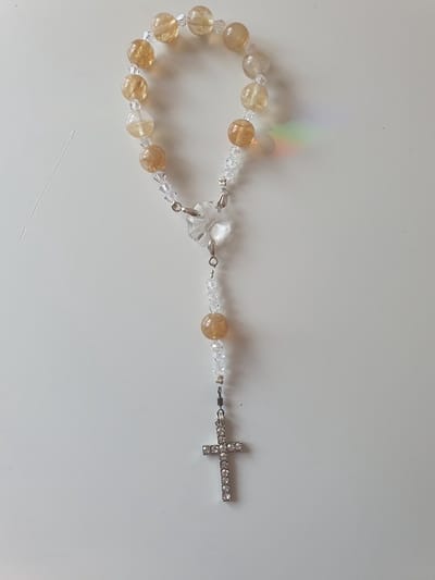 Rozenkrans - Tientje - Paternoster, gemaakt met Citrien halfedelsteen kralen en o.a. kristallen van Swarovski, met zilverkleurig kruisje (gebedssnoer, eerste communie, geloof, Hanger, kruisteken, meditatie, mediteren, gebed, spiritueel)
