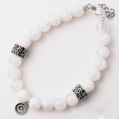 Witte armband met spiraalbedeltje