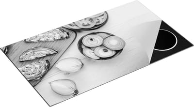 Chefcare Inductie Beschermer Gesneden Uien op een Witte Houten Tafel - Zwart Wit - 90x50 cm - Afdekplaat Inductie - Kookplaat Beschermer - Inductie Mat