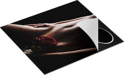 Chefcare Inductie Beschermer Naakte Vrouwenlichaam met een Rode Roos - Erotiek - 60x50 cm - Afdekplaat Inductie - Kookplaat Beschermer - Inductie Mat