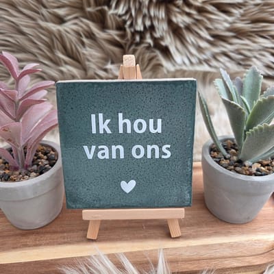 Robuust Wenstegeltje – Ik Hou van Ons – Hip trendy tegeltje – Cadeau voor Partner, Valentijn of Jubileum – Stijlvol en Persoonlijk Woonaccessoire - Zomaar - Voor jezelf - Deco – Trendy nu – Decoratief Tegeltje met Standaard – Cadeau Idee
