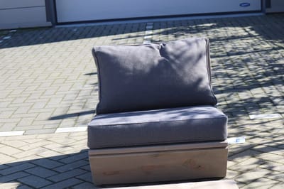 Bankje “Sauna” van Grijs Douglas hout 60cm – Antraciete kussens – relax bank – Loungebank – Lage zetel – 1 persoons – Dim grey