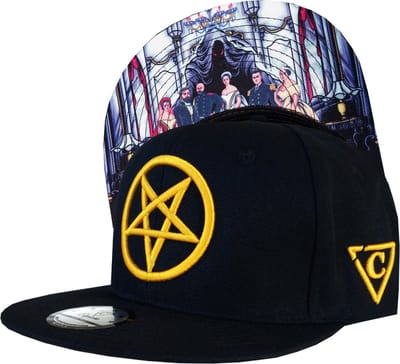 Capiche® Snapback Pet Heren – Cursed Royals – Zwart & Gele Pentagram – Verstelbaar met Druksluiting – Sportcap – Baseball Cap – Mannen Cap – Vervloekte Cursed Pet