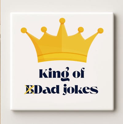 King of Dad Jokes Tegel 15x15cm – Grappige Kroon Ontwerp Keramische Wandtegel, Perfect Vaderdag Cadeau of Woondecoratie voor de Grappigste Vaders