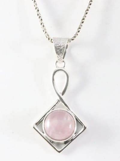 Opengewerkte zilveren hanger met rozenkwarts aan ketting