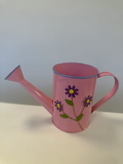 Metalen deco (tuin) gieter - roze + bloemen - hoogte 19x35x13 cm - Woonaccesoires - Tuinaccessoires