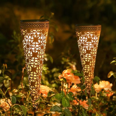 Görvitor Metalen zonnelampen voor in de tuin - 2 stuks lampen op zonne-energie - tuindecoratie - led-tuinverlichting - warmwit - IP65 waterdicht - balkon bloembakken gazon weg - Kerstmis tuinverlichting op zonneenergie