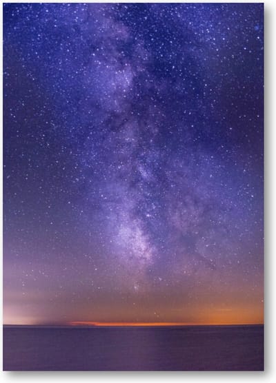 Adembenemende foto van de zee onder een donker paarse sterrenhemel - A3 Poster Staand - 30x42cm - Besteposter - Sterren