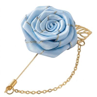 Lichtblauwe bloem broche dames met roos van textiel, goudkleurige speld met decoratief blad en ketting detail, elegante broche als revers speld in bloemvorm geschikt voor jas, colbert of blouse