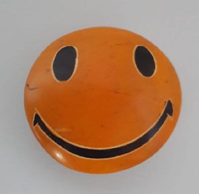 Nog meer sfeer in uw woonomgeving met deze prachtig handgemaakte smiley! Een bijzondere smiley gemaakt van speksteen, een zachte natuursteen. Vind een gezellig plekje in je huis, serre/tuinkamer of in de werkkamer. Voor uzelf of Bestel Een Kado.