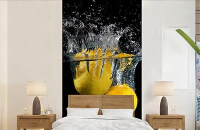 Behang - Fotobehang Citroen - Fruit - Stilleven - Water - Geel - Breedte 120 cm x hoogte 240 cm