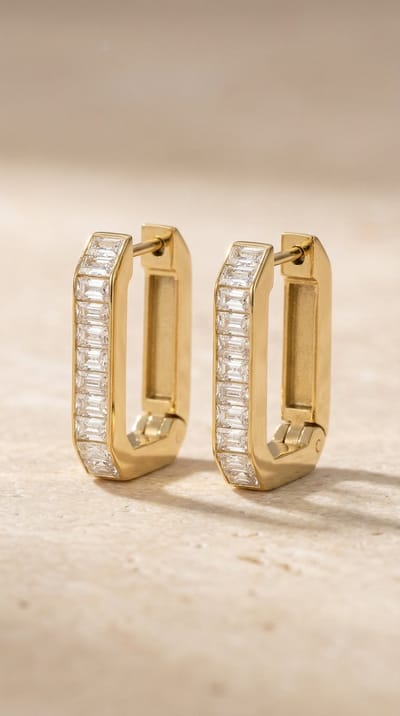 Lundholm Luxe Loisa Oorbellen Dames Strass Steentjes Goudkleurig – Premium Stainless Steel 2.5 Micron PVD Gold Plated – Vierkante Oorringen met Zirkonia Rechthoekig 2,1 cm – Scandinavisch Design