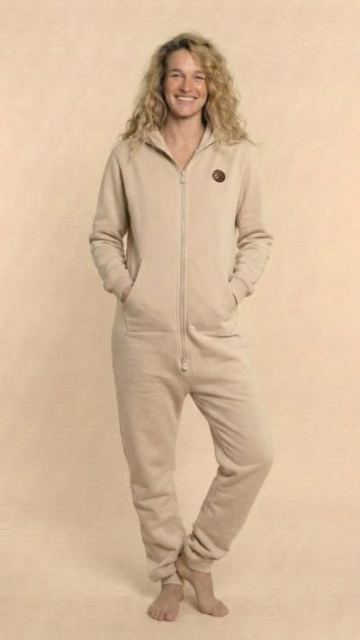 Dames Knuffle Jogging Onesie | Linda: "De allerbeste Onesie voor iedere vrouw. Stijlvol, comfortabel en geweldige kwaliteit!" | Knuffle is eigentijds Nederlands merk | Handgemaakt in Portugal | Loungewear | Dit is de kleur Zand - maat M