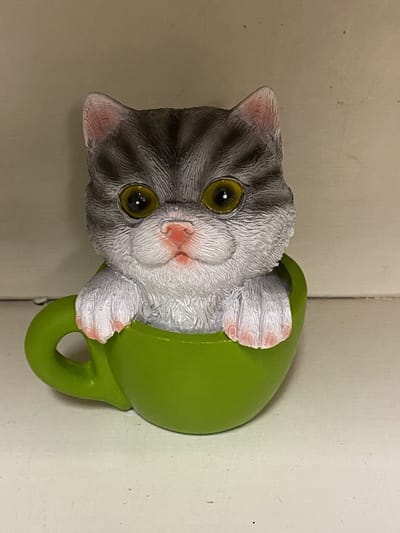Decoratief figuur in mok - kat/poes - polyresin - hoogte 11 x 9 x 6 cm - grijs + groen - Decoratieve beeldjes - Woonaccessoires