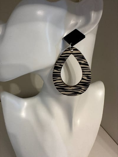 Houten zebra druppel oorbellen | | Make up | Parfum | Moederdag | Verjaardagscadeau| Cadeautje| Valentijnsdag| Kado | sieraden | vaderdag | oorbellen | oorsieraden