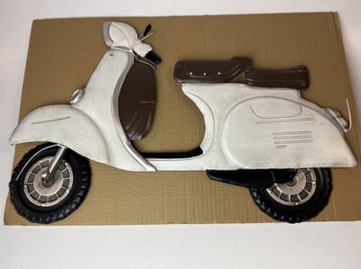 Metalen wandbord Vespa wit 60 cm.