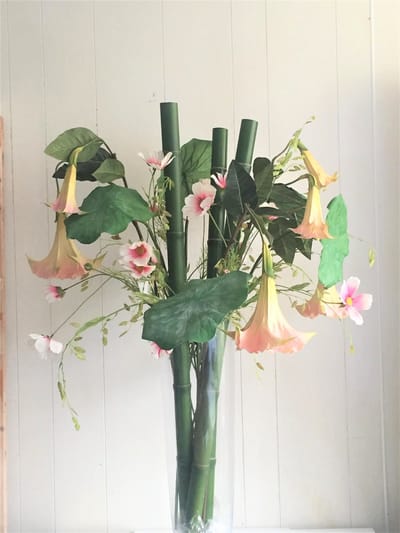 Elegant, trendy en hoogwaardige kunstbloem bloemstuk met mooi dik groene bamboes en lotus bladeren /  100 cm/  De kleuren van deze kunstbloemstuk: groen, grasgroen roze, zacht roze  /  Woondecoratie bloemstuk/  zijden bloemstuk /