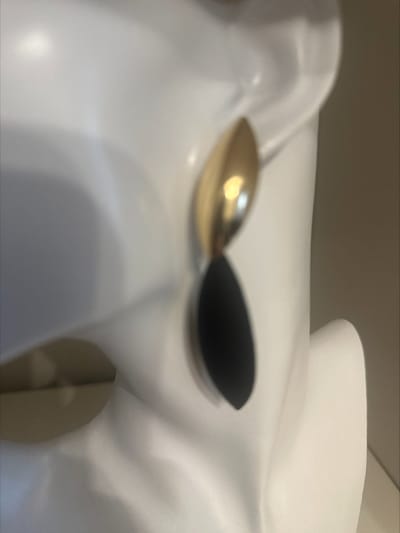 Oorstekers zwart/goud high end | Make up | Parfum | Moederdag | Verjaardagscadeau| Cadeautje| Valentijnsdag| Kado | sieraden | vaderdag | oorbellen | oorsieraden