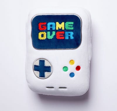 Relaxeazzz Game Over knuffel/reiskussen/slaapmasker - 2-in-1 set - voor kinderen- in vliegtuig of auto