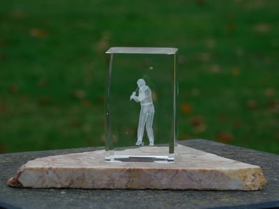 Exclusief beeld Golfer in glas - 3D - voet van marmer