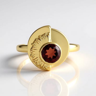 Cavill - Zilveren Ring Verguld - Mozambique Granaat 0,843 ct - Rond Geslepen 6 mm - 925 Sterling Zilver - Elegante Handgemaakte Ring - Luxe Sieraad