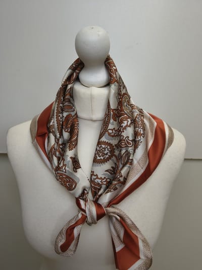 Vierkante dames sjaal Jenna-paisleymotief-cognac bruin wit zwart beige-70x70-neksjaal-halssjaal