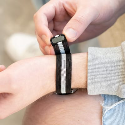 Strap-it Milanees bandje / Milanese band geschikt voor Samsung Galaxy Watch 7 (40 & 44mm) / Galaxy Watch 6 40mm & 44mm / Galaxy Watch 6 Classic / Galaxy Watch 5 40 & 44mm / Watch 5 Pro / Watch 4 / Watch 4 Classic / Watch FE - zwart/wit