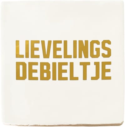 Snoes Spreuktegel – Lievelings Debieltje – Wit met Chrome Goud – Inclusief Plakhaakje – Luxe Handgemaakt Keramiek 10x10 cm – Grappig Cadeau – Humor Kado met Klasse