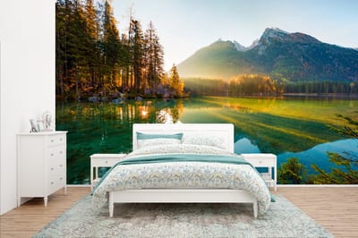 Behang - Fotobehang Meer - Bos - Bergen - Natuur - Zon - Landschap - Breedte 400 cm x hoogte 240 cm