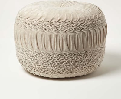 Homescapes Sofia – poef van gevlochten en geplooid fluweel – crèmewit, 50x35 cm